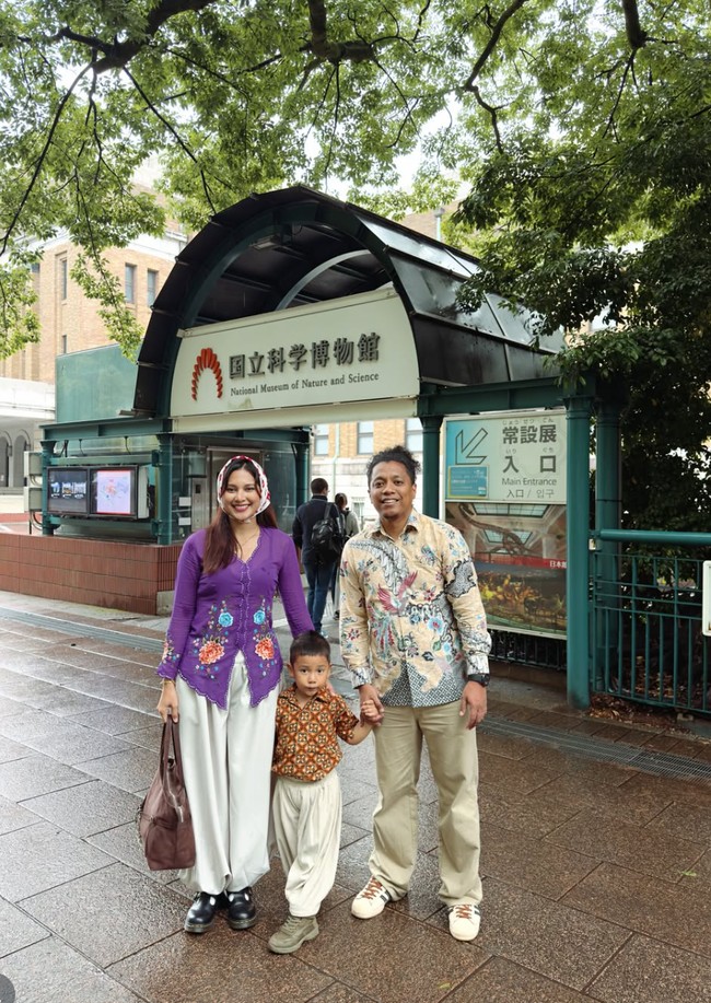 Penampilan keluarga kecil Arie Kriting saat di Jepang curi atensi. Arie bersama istri dan anaknya memilih gaya tradisional dengan mengenakan batik dan kebaya. Foto: Instagram/@arie_kriting