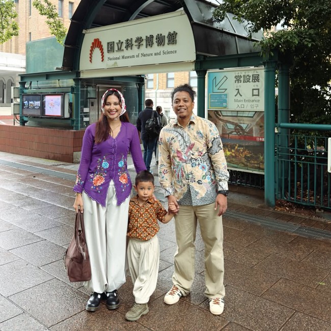 Gaya Tradisional Arie-Indah Permatasari di Jepang, Stylish Berkebaya & Batik