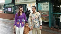 Gaya Tradisional Arie-Indah Permatasari di Jepang, Stylish Berkebaya & Batik