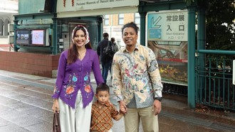 Gaya Tradisional Arie-Indah Permatasari di Jepang, Stylish Berkebaya & Batik