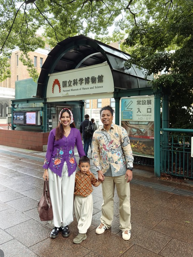 Gaya Tradisional Arie-Indah Permatasari di Jepang, Stylish Berkebaya & Batik