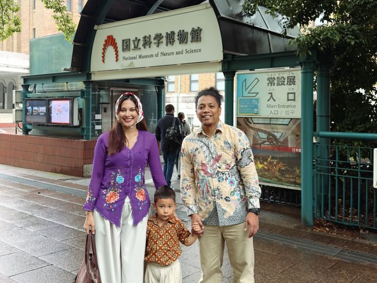 Gaya Tradisional Arie-Indah Permatasari di Jepang, Stylish Berkebaya & Batik
