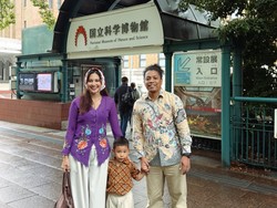 Gaya Tradisional Arie-Indah Permatasari di Jepang, Stylish Berkebaya & Batik