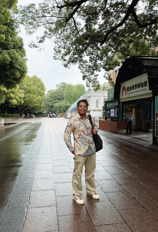 Sementara Arie memilih memadukan kemeja batik lengan panjang dengan celana  chino warna beige. Foto: Instagram/@arie_kriting