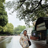 Sementara Arie memilih memadukan kemeja batik lengan panjang dengan celana  chino warna beige. Foto: Instagram/@arie_kriting