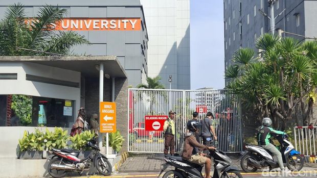 Auditorium kampus Binus di Kebon Jeruk, Jakbar dilanda kebakaran. Aktivitas belajar mengajar mahasiswa untuk sementara dialihkan secara daring (online). (Belia/detikcom) Auditorium kampus Binus di Kebon Jeruk, Jakbar dilanda kebakaran. Aktivitas belajar mengajar mahasiswa untuk sementara dialihkan secara daring (online). (Belia/detikcom)