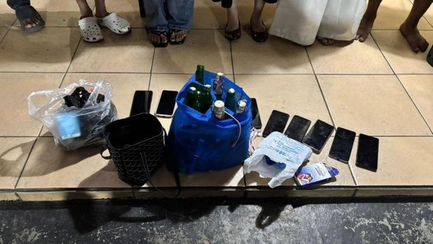 Brimob Polda Metro Jaya membubarkan balap liar di Pamulang, Sabtu (25/5/2026). Dalam kegiatan tersebut, patroli polisi juga menemukan prostitusi di tempat kos.