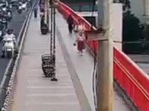 Warga Palembang Terekam CCTV Buang Sampah ke Sungai Musi Kena Sanksi