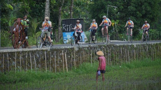 Bupati Klaten Hamenang Wajar Ismoyo ikut bersepeda bersama peserta IVCA Rally, Kamis (21/5/2026). Bupati Klaten Hamenang Wajar Ismoyo ikut bersepeda bersama peserta IVCA Rally, Kamis (21/5/2026).