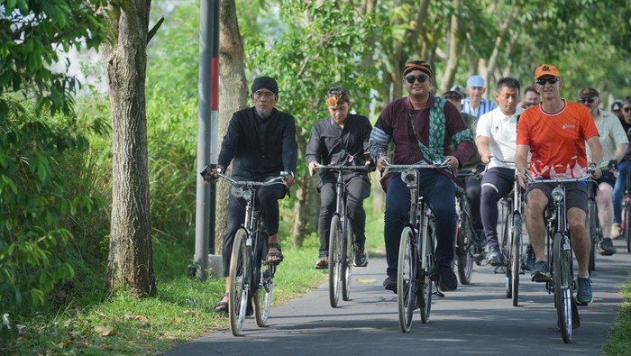 Bupati Klaten Hamenang Wajar Ismoyo ikut bersepeda bersama peserta IVCA Rally, Kamis (21/5/2026).