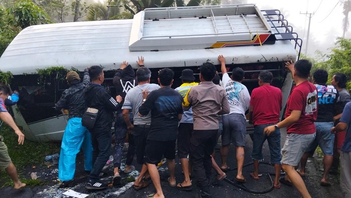 Sebuah bus rombongan WKI GMIM terguling di Minahasa Selatan, mengakibatkan 5 orang terluka.