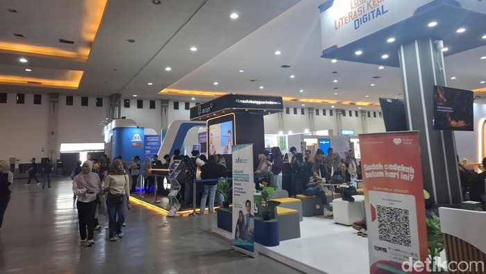 Suasana booth yang tersedia di Career Corner Jogja Financial Festival 2026, Jumat (22/5/2026).