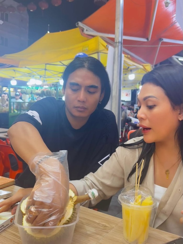 Charly Van Houten Charly Van Houten dan istri