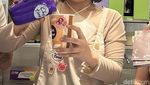 Lucunya Bernadya saat Racik Milk Tea Sendiri di Gerai Minuman Ini