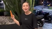 Chelsea menuliskan selalu ada masalah kalau Glenn Alinskie sedang tidak di rumah. Tenang Cem, kalau kamu nggak di rumah sisi maskulin aku keluar. Kalau kamu di rumah, buka botol aja aku nggak bisa, tulis Chelsea Olivia. Foto: Instagram @chelseaoliviaa dan @glennalinskie