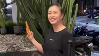 Glenn Alinskie mengomentari aksi Chelsea Olivia yang sigap memegang tongkat baseball. Cem... kamu bawa tongkat baseball kalau biawak lari ke arah kamu, aku cukup yakin kamu akan lompat, teriak (huWAAAA!!) dan ngibrit juga sih, tulis Glenn. Foto: Instagram @chelseaoliviaa dan @glennalinskie