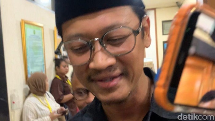Clara Shinta dan Muhamma Alex Assad usai menjalani mediasi di Pengadilan Negeri Jakarta Selatan, Kamis (21/5/2026).