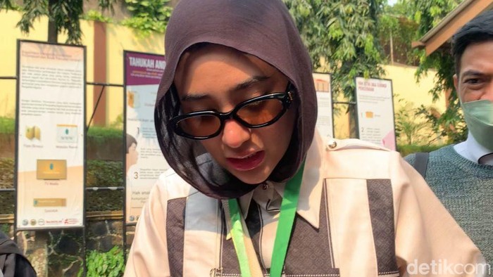 Clara Shinta dan Muhamma Alex Assad usai menjalani mediasi di Pengadilan Negeri Jakarta Selatan, Kamis (21/5/2026).