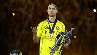Apa Arti Gestur Tengil Ronaldo saat Angkat Trofi?