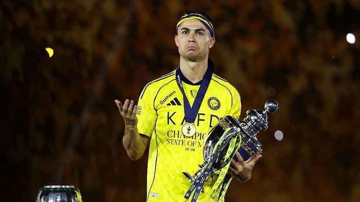 RIYADH, SAUDI ARABIA - MAY 21: Cristiano Ronaldo of Al Nassr celebrates with the Saudi Pro League Trophy following the Saudi Pro League match between Al Nassr and Damac at Al Awwal Park on May 21, 2026 in Riyadh, Saudi Arabia.  (Photo by Yasser Bakhsh/Getty Images)