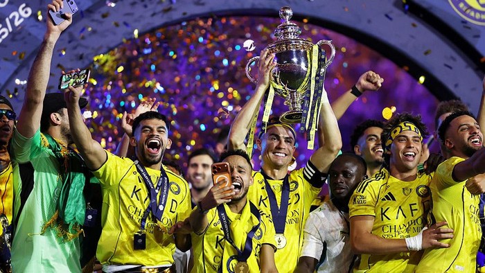 RIYADH, SAUDI ARABIA - MAY 21: Cristiano Ronaldo of Al Nassr lifts the Saudi Pro League Trophy with teammates following the Saudi Pro League match between Al Nassr and Damac at Al Awwal Park on May 21, 2026 in Riyadh, Saudi Arabia.  (Photo by Yasser Bakhsh/Getty Images)