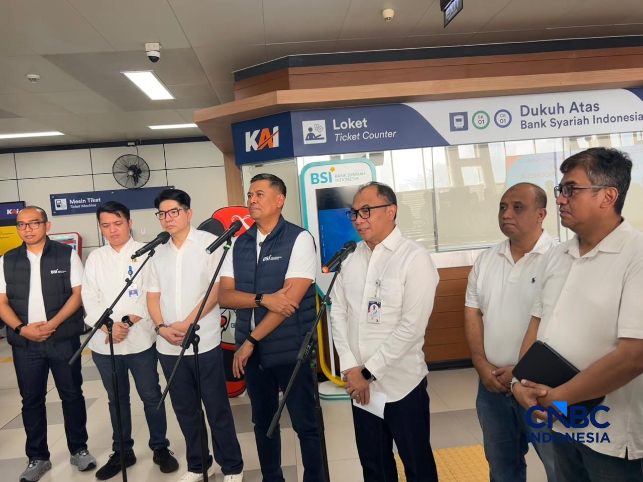 Direktur Utama MITJ Fuad I.Z. Fachroeddin, Direktur Utama BSI Anggoro Eko Cahyo, dan Direktur KAI I Gede Darmayusa dalam Launching Stasiun LRT Bank Syariah Indonesia, Jumat (22/5/2026). (CNBC Indonesia/Zefanya Aprilia)
