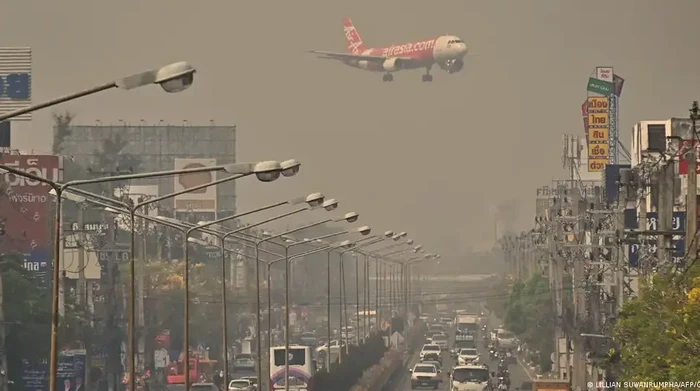 Pada musim pembakaran musim semi, wilayah utara Thailand sering diselimuti kabut asap tebal (Foto: LILLIAN SUWANRUMPHA/AFP/Getty Images)