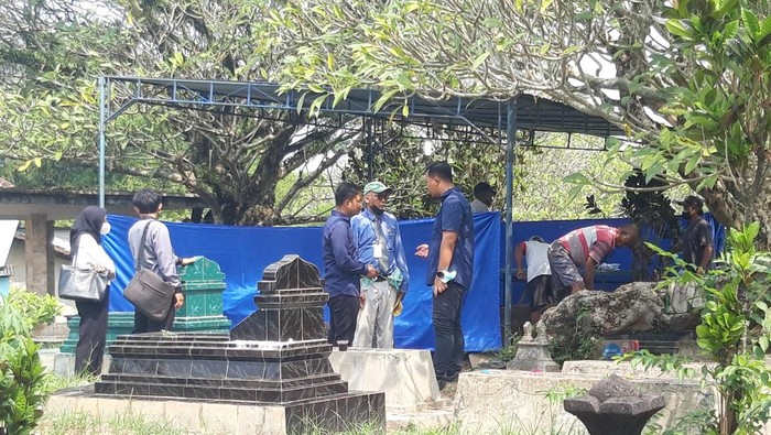 Sat Reskrim Polres Boyolali bersama Biddokkes Polda Jawa Tengah, melakukan ekshumasi makam warga di Boyolali, Jumat (22/5/2026).