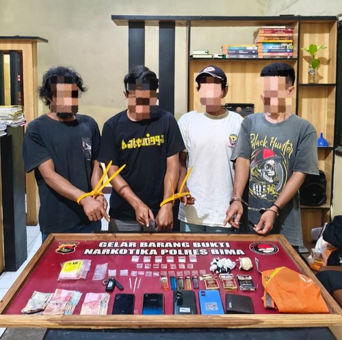 Empat kawanan pengedar narkoba yang ditangkap polisi saat pesta sabu di rumah salahsatu pengedar di Desa Parado Rato, Kecamatan Parado, Kabupaten Bima, NTB, pada Kamis (21/5/2026) malam. (Dok. Satresnarkoba Polres Bima)
