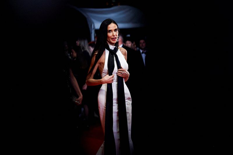Gaya Demi Moore di Cannes Film Festival 2026 Demi Moore, Jury member of the 79th Cannes Film Festival, poses on the red carpet during arrivals for the screening of the film