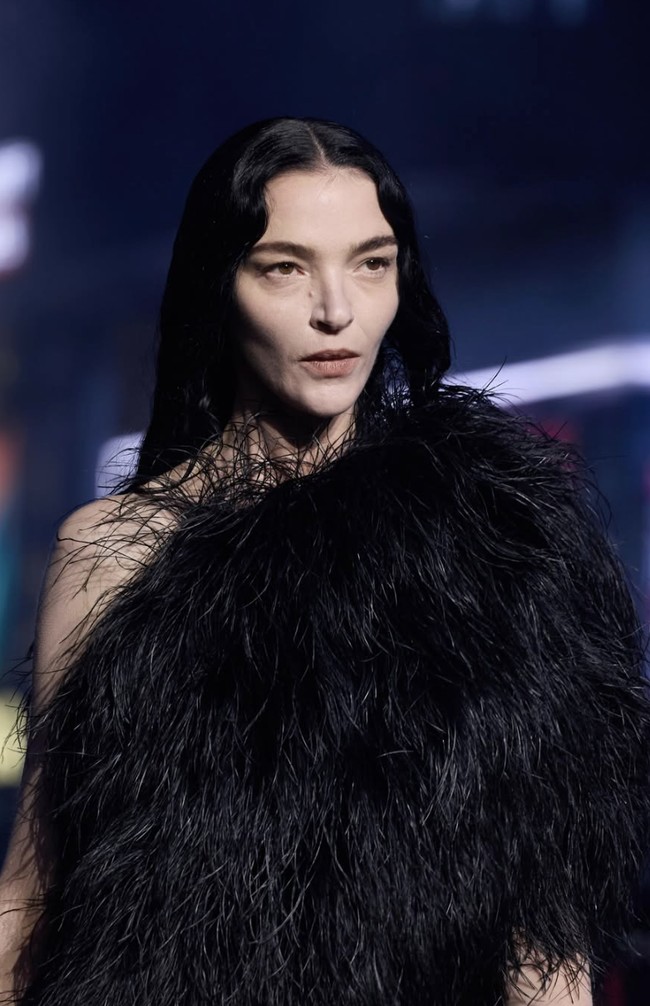 Selain tampilan bold dengan lipstik merah dan smokey eyes, penggemar Gucci juga dibuat tertarik dengan look lain yang lebih subtle namun tetap dramatis. Beberapa model tampil dengan contour tegas dan bibir nude glossy yang memberi efek wajah lebih sculpted dan modern. Foto: dok. Instagram @gucci