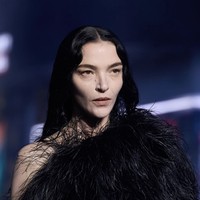 Selain tampilan bold dengan lipstik merah dan smokey eyes, penggemar Gucci juga dibuat tertarik dengan look lain yang lebih subtle namun tetap dramatis. Beberapa model tampil dengan contour tegas dan bibir nude glossy yang memberi efek wajah lebih sculpted dan modern. Foto: dok. Instagram @gucci