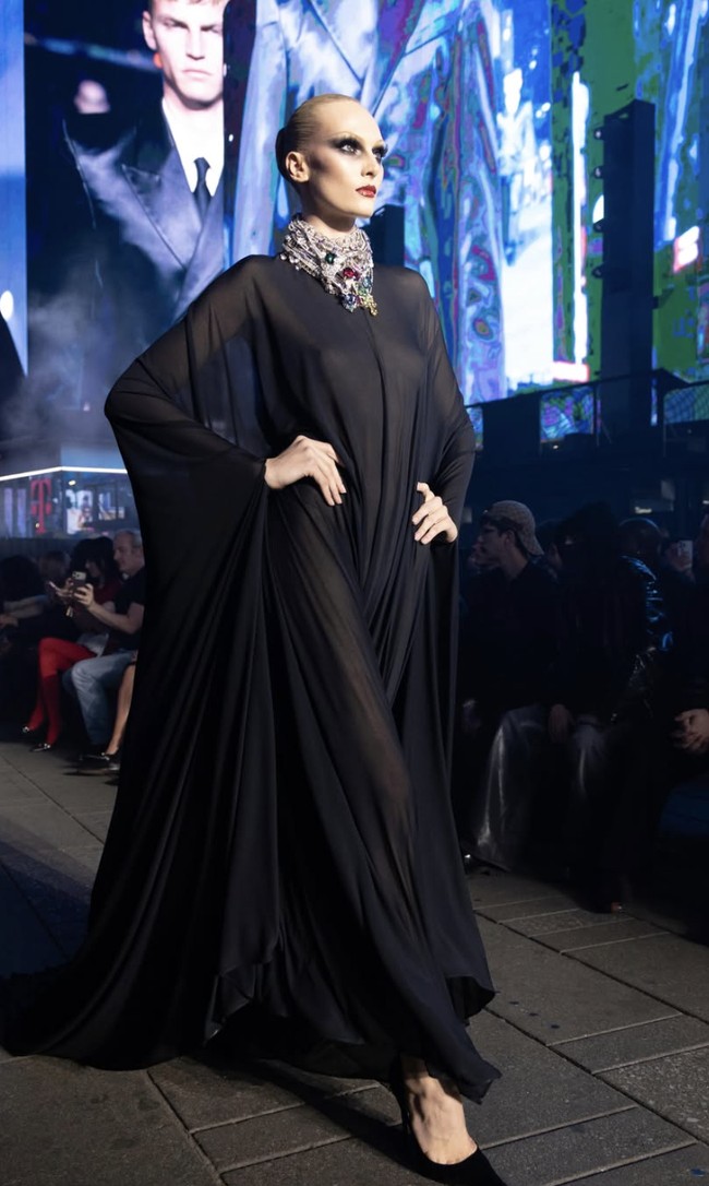 Tren makeup natural ala clean girl yang mendominasi runway beberapa tahun terakhir tampaknya mulai tergeser. Di panggung Gucci Cruise 2027, tampilan minimalis dengan kulit polos dan makeup nyaris tak terlihat digantikan oleh makeup yang lebih tegas, dramatis, dan penuh karakter. Foto: dok. Instagram @gucci