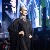 Tren makeup natural ala clean girl yang mendominasi runway beberapa tahun terakhir tampaknya mulai tergeser. Di panggung Gucci Cruise 2027, tampilan minimalis dengan kulit polos dan makeup nyaris tak terlihat digantikan oleh makeup yang lebih tegas, dramatis, dan penuh karakter. Foto: dok. Instagram @gucci
