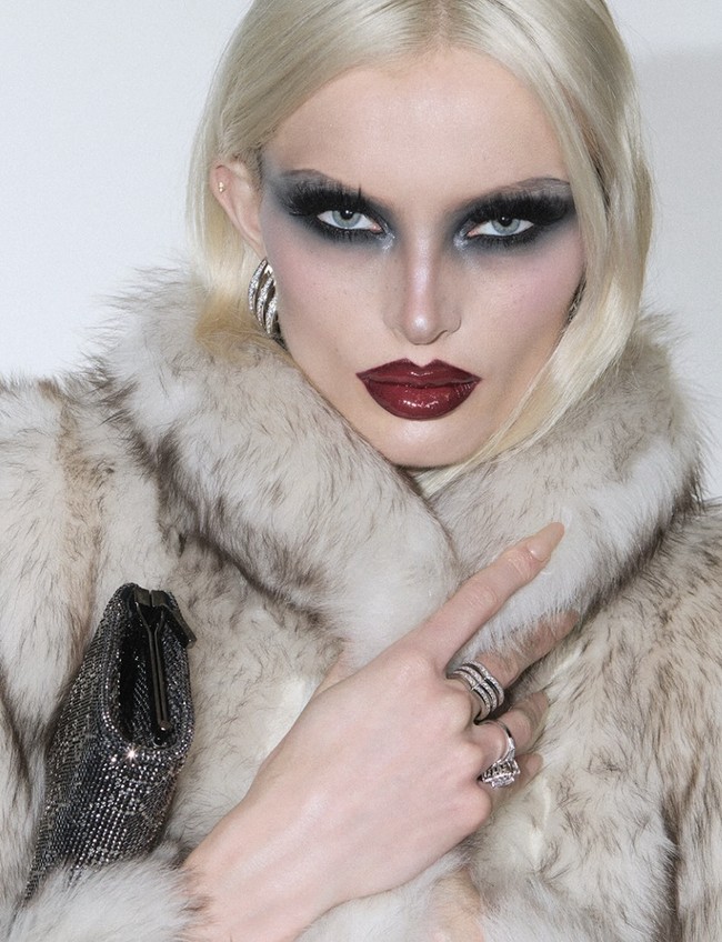 Lipstik merah dengan garis tegas, eyeliner tajam, bulu mata lentik, dan kulit glowing. Tampilan ini memberi kesan glamor yang lebih berani dan sensual. Foto: dok. Instagram @gucci