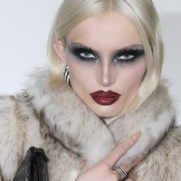 Lipstik merah dengan garis tegas, eyeliner tajam, bulu mata lentik, dan kulit glowing. Tampilan ini memberi kesan glamor yang lebih berani dan sensual. Foto: dok. Instagram @gucci