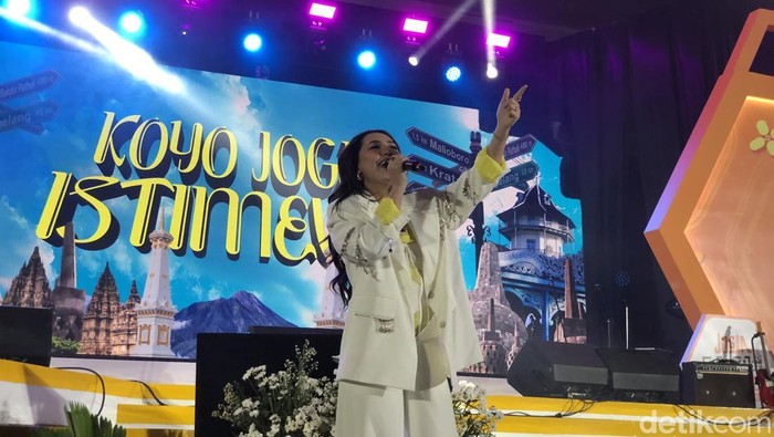 Jogja Financial Festival (JFF) 2026 hari pertama ditutup dengan penampilan spektakuler dari Happy Asmara dan solois senior Ari Lasso. 