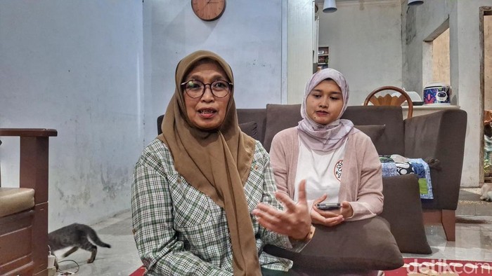 Ibunda dari Ody, Hany Hanifa Humanisa (56) saat ditemui di Pondok Pesantren Husainiyah, Jalan Pamoyanan, Kampung Panenjoan, Kecamatan Cicalengka, Kabupaten Bandung