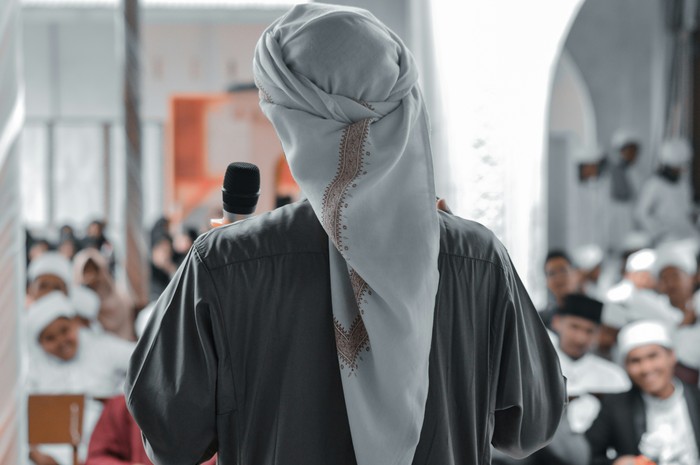 Ilustrasi Khatib Idul Adha 2026. 10 khutbah Idul Adha 2026 yang singkat dan padat.