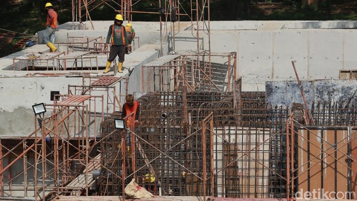 Para pekerja menyelesaikan proyek pembangunan Instalasi Pengolahan Air Limbah (IPAL) di kawasan Taman Bendera Pusaka, Kebayoran Baru, Jakarta Selatan, Jumat (22/5/2026). IPAL terus dikebut sebagai upaya memperbaiki kualitas air sungai yang membelah taman dan mempercantik kawasan taman. Diharapkan, fasilitas IPAL akan mengubah kualitas air yang hitam dan terkadang bau menjadi jernih. Air tersebut mengalir melalui sungai kecil yang membelah taman termasuk danau kecil di tengahnya. Diharapkan fasilitas IPAL akan selesai pada Juni mendatang.