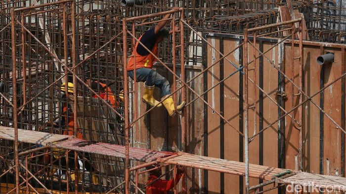 Para pekerja menyelesaikan proyek pembangunan Instalasi Pengolahan Air Limbah (IPAL) di kawasan Taman Bendera Pusaka, Kebayoran Baru, Jakarta Selatan, Jumat (22/5/2026). IPAL terus dikebut sebagai upaya memperbaiki kualitas air sungai yang membelah taman dan mempercantik kawasan taman. Diharapkan, fasilitas IPAL akan mengubah kualitas air yang hitam dan terkadang bau menjadi jernih. Air tersebut mengalir melalui sungai kecil yang membelah taman termasuk danau kecil di tengahnya. Diharapkan fasilitas IPAL akan selesai pada Juni mendatang.