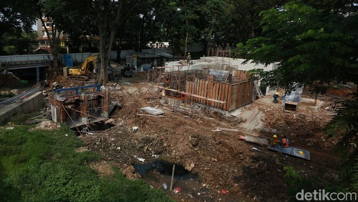 Para pekerja menyelesaikan proyek pembangunan Instalasi Pengolahan Air Limbah (IPAL) di kawasan Taman Bendera Pusaka, Kebayoran Baru, Jakarta Selatan, Jumat (22/5/2026). IPAL terus dikebut sebagai upaya memperbaiki kualitas air sungai yang membelah taman dan mempercantik kawasan taman. Diharapkan, fasilitas IPAL akan mengubah kualitas air yang hitam dan terkadang bau menjadi jernih. Air tersebut mengalir melalui sungai kecil yang membelah taman termasuk danau kecil di tengahnya. Diharapkan fasilitas IPAL akan selesai pada Juni mendatang.