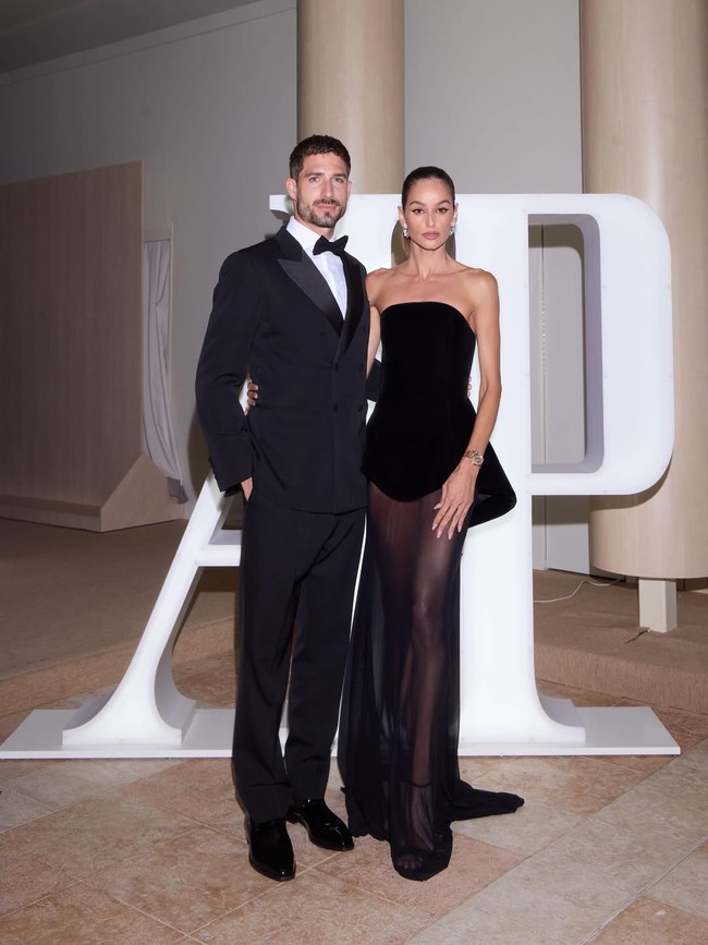 Izabel, yang hadir di Festival Film Cannes bersama tunangannya, pemain bola Kevin Trapp, belum pernah berbicara secara terbuka tentang prosedur kecantikan. Namun, ia adalah duta global untuk Merz Aesthetics, yang menawarkan perawatan, termasuk filler. Foto: Instagram @izabelgoulart