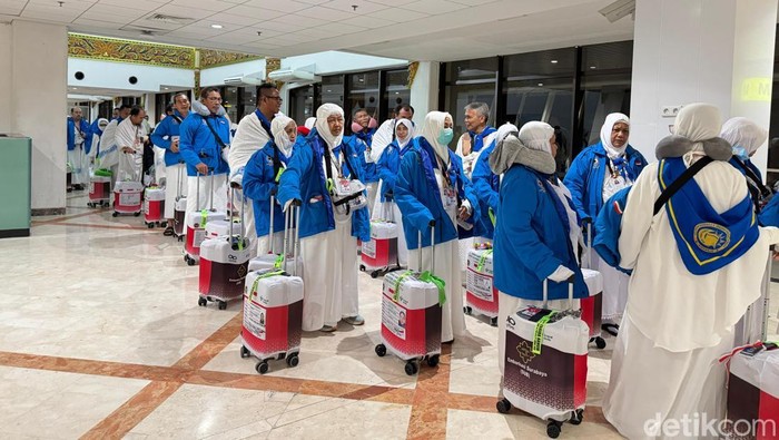 Jemaah haji terbang ke Tanah Suci via Bandara Juanda