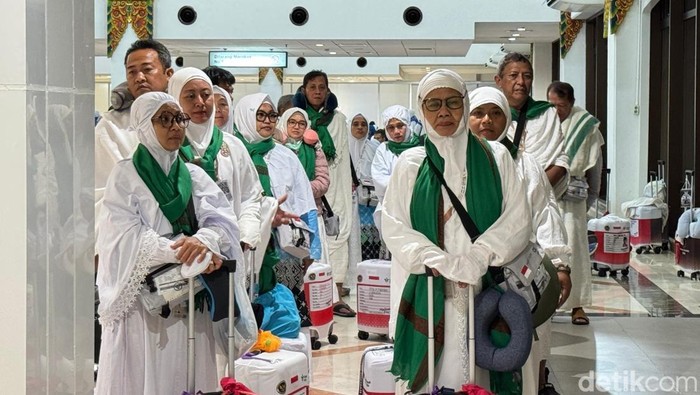 Jemaah haji terbang ke Tanah Suci via Bandara Juanda
