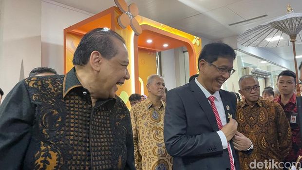 Founder and Chairman CT Corp Chairul Tanjung bersama Menteri Keuangan Purbaya Yudhi Sadewa saat melihat tenant UMKM di Jogja Financial Festival 2026 di Jogja Expo Center, Jumat (22/5/2026).