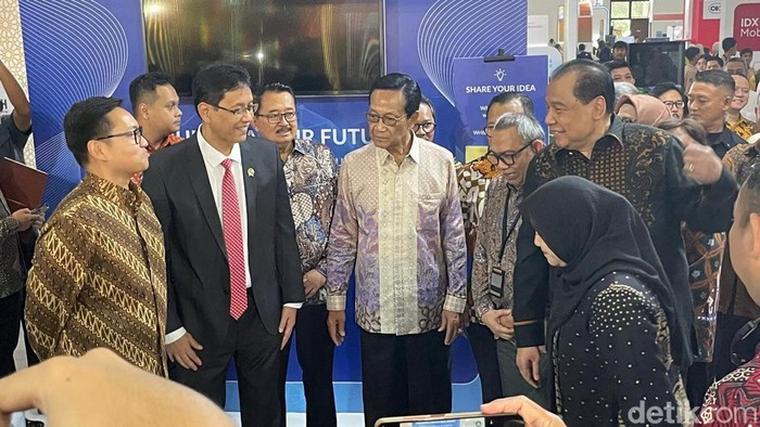 Gubernur Daerah Istimewa Yogyakarta Sri Sultan Hamengku Buwono X, Menteri Keuangan Purbaya Yudhi Sadewa, dan Founder and Chairman CT Corp Chairul Tanjung di Jogja Financial Festival 2026, Jumat (22/5/2026).