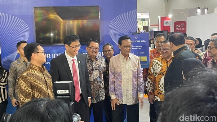 Gubernur Daerah Istimewa Yogyakarta Sri Sultan Hamengku Buwono X, Menteri Keuangan Purbaya Yudhi Sadewa, dan Founder and Chairman CT Corp Chairul Tanjung di Jogja Financial Festival 2026, Jumat (22/5/2026).