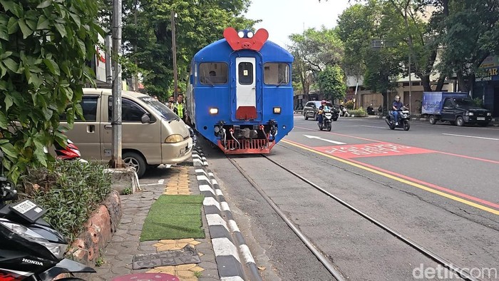 KA Batara Kresna berhenti mendadak di Jalan Slamet Riyadi Solo karena ada mobil parkir mepet rel, Jumat (22/5/2026).