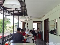 Mencicipi Kornet Kuah Viral di Sinar Warisan Bandung